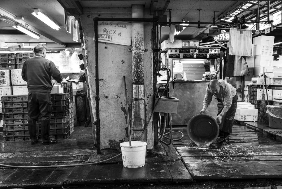 Der Tsukiji Fischmarkt in Tokio, Japan, als Schwarzweißphoto