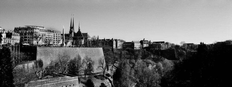 Die Cathedrale de Notre Dame in Luxemburg als Schwarzweißphoto im Panorama-Format