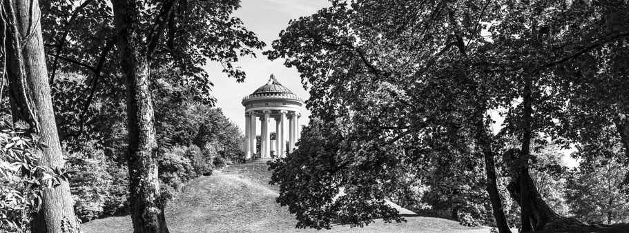 Engl. Garten mit Monopteros  in schwarzweiß als Panorama-Photographie, München