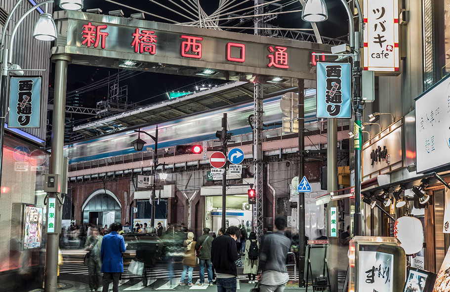 Nachtleben vor dem Shimbashi Station in Tokyo, Japan als Farbphoto