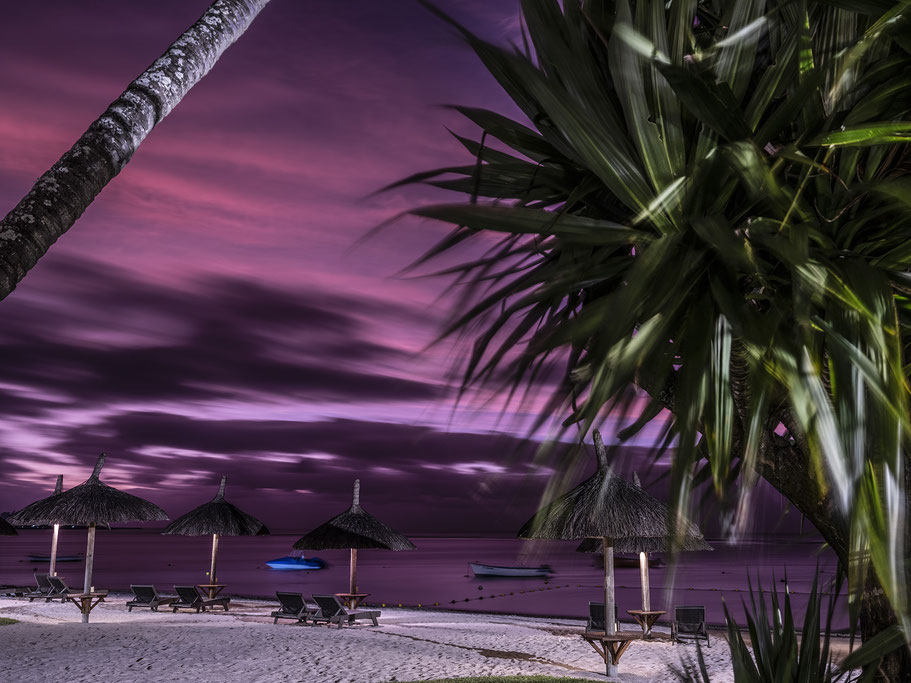 Abendaufnahme Mauritius Strand und Palmen Trou aux Biches als Farb-Photographie