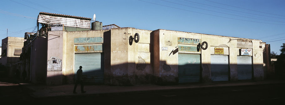 Verlassene Werkstatt in der Sematat Avenue in Asmara, Eritrea, als Farbphoto im Panorama-Format