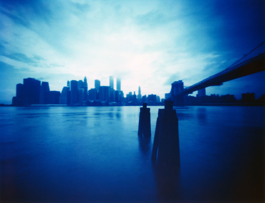 Die Skyline New Yorks (USA)  mit einer Camera Obscura auf Polaroidfilm als Farbphoto aufgenommen 