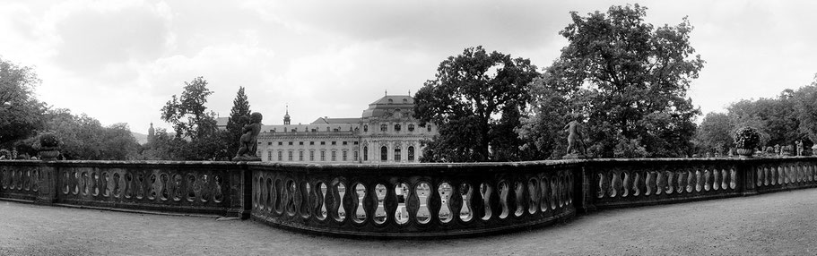 Würzburg Residenz Garten in schwarz-weiß als Panorama-Photographie
