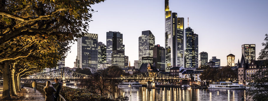 Frankfurt am Main by night im Panorama-Format. 