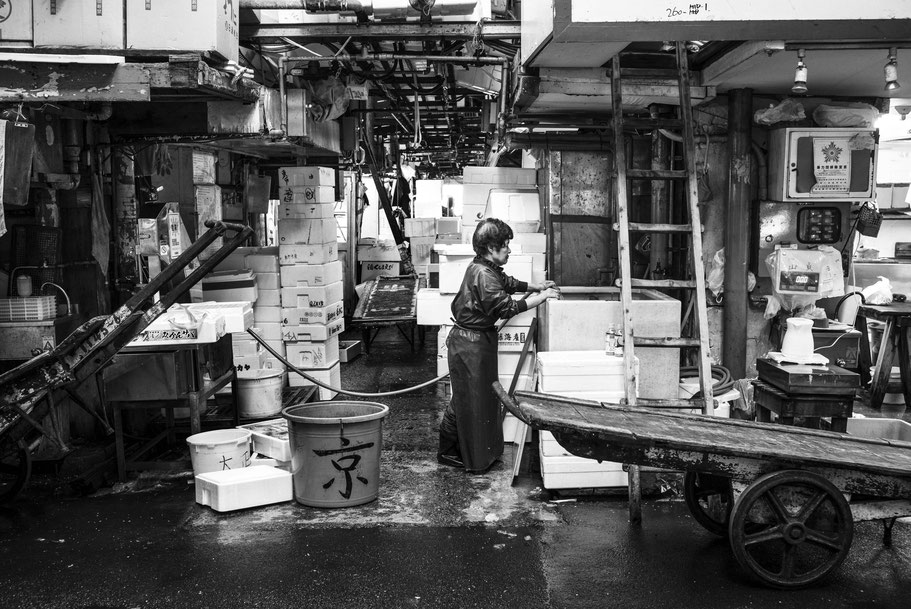 Der Tsukiji Fischmarkt in Tokio, Japan, als Schwarzweißphoto