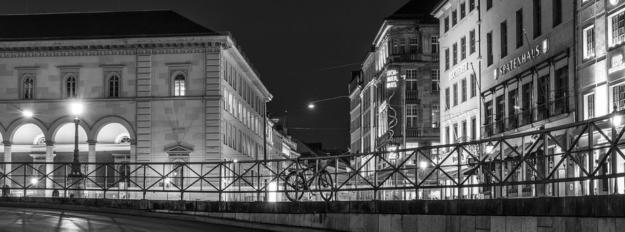 Max-Joseph-PLatz by night in schwarzweiß als Panorama-Photographie, München