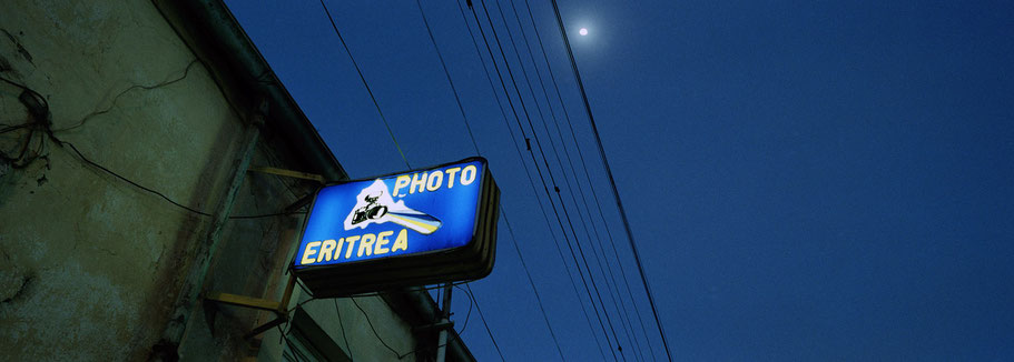 Neonreklame "Photo Eritrea" in Asmara, Eritrea, als Farbphoto im Panorama-Format