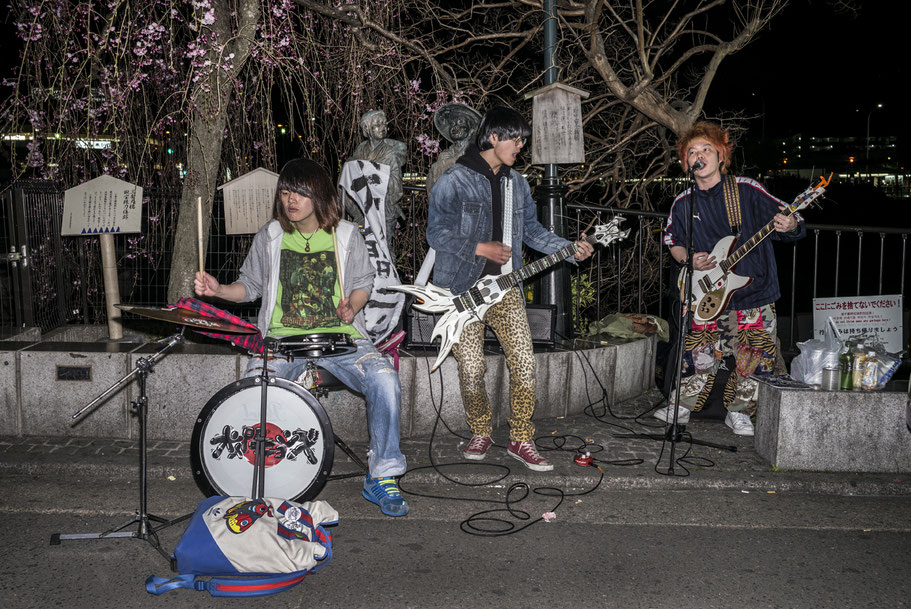 Eine Band als Straßenmusiker in Kyoto abends als Farb-Photographie, Japan