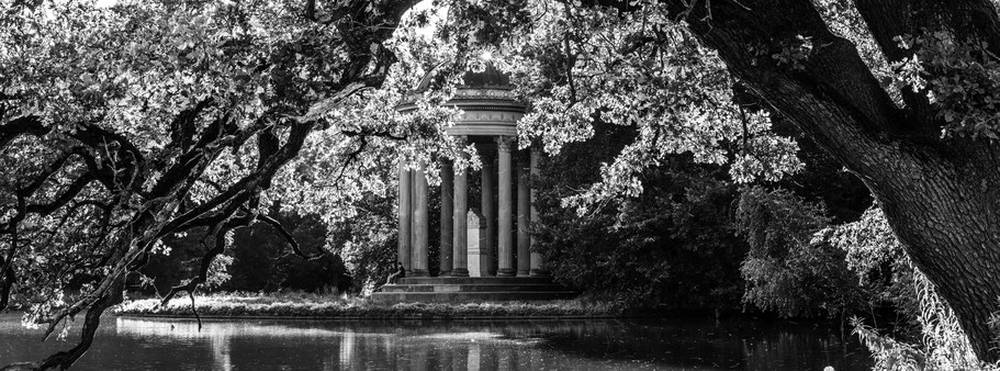 Monopteros im Nymphenburger Schlosspark in schwarzweiß als Panorama-Photographie, München