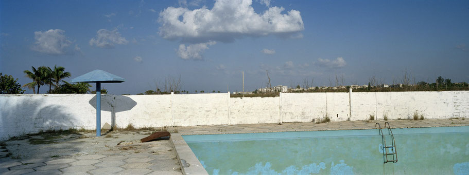 Verwaistes Freibad am Playa del Este in Havanna, Cuba, als Farbphoto im Panorama-Format