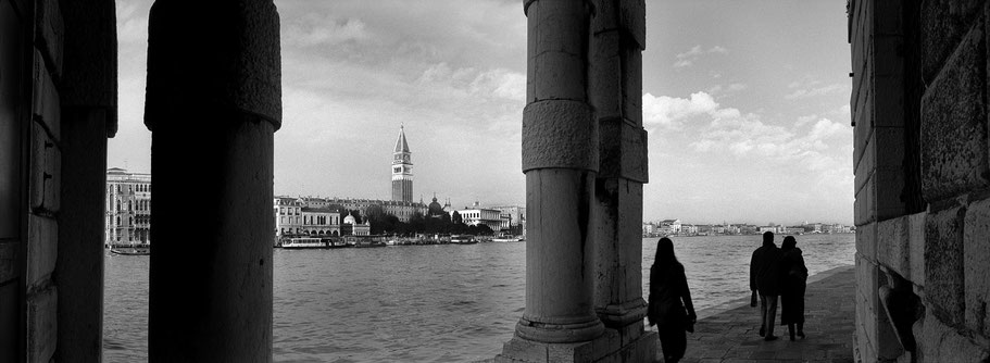Punta de la Salute in Venedig als Schwarzweißphoto im Panorama-Format