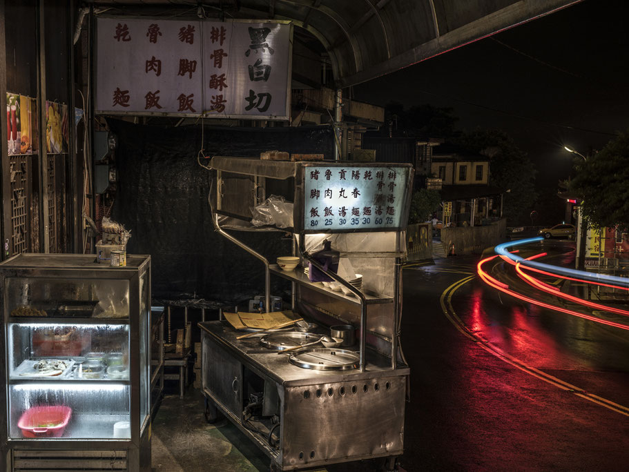 Abendaufnahme eines Lokals an der Straße nach Jioufen in Taiwan als Farb-Photographie