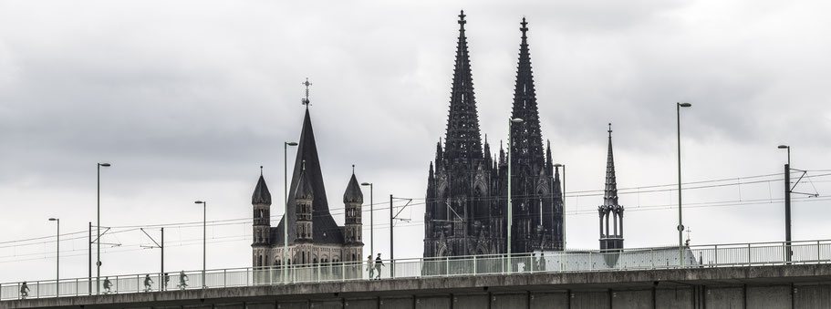 Blick vom Deutzer Rheinufer in Richtung Kölner Dom als Panorama-Fotografie 