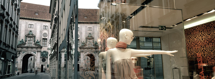 Spiegelung in der Viscardigasse in color als Panorama-Photographie, München