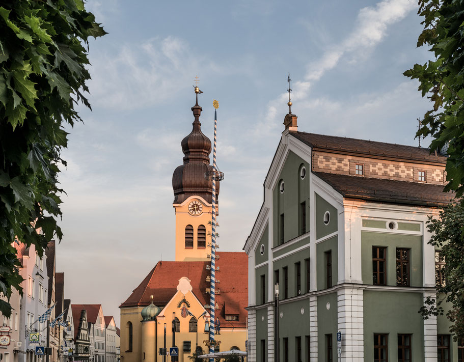 Marktplatz von Wolnzach in Bayern (Deutschland) in der Dämmerung als Farbphoto