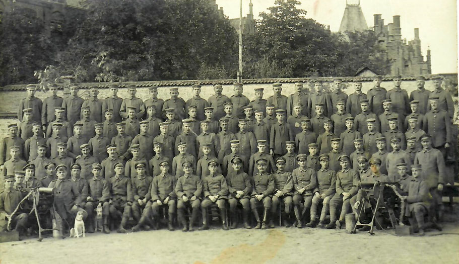 © S.Jordan / Vorderseite einer Feldpostkarte vom 15.06.1918 / MG-Kompanie I. Bataillons im Infanterie-Regiment 118 / Otto Schneider II, mit weißrandiger Infanterie-Krätzchenmütze, vorletzte Reihe, zweiter von links
