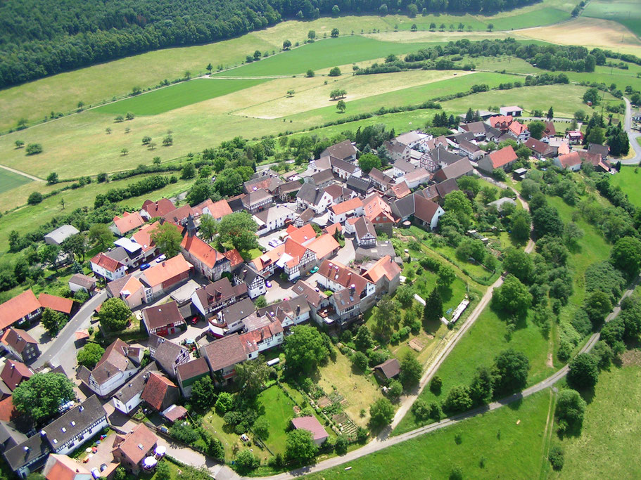 © S. Jordan 2007 – Luftaufnahme aus Hubschrauber, Blick nach Süden auf die Nordwestflanke des Bergkegels