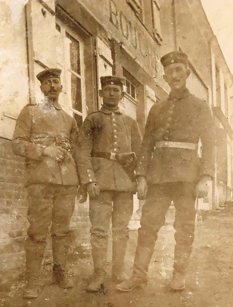 © S. Jordan / Vorderseite einer Feldpostkarte vom 26.03.1915 aus der Champagne (Frankreich) – Otto Schneider II (Mitte) vor einer Boucherie (Metzgerei)