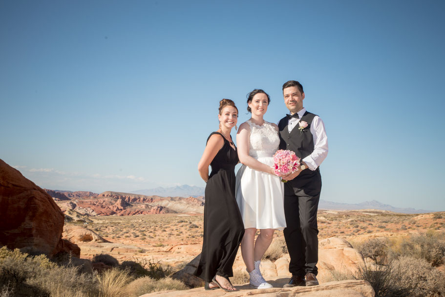 Deutschsprachige Hochzeitsplanerin Janine Parrish mit einem Hochzeitspaar im Valley of Fire in Las Vegas