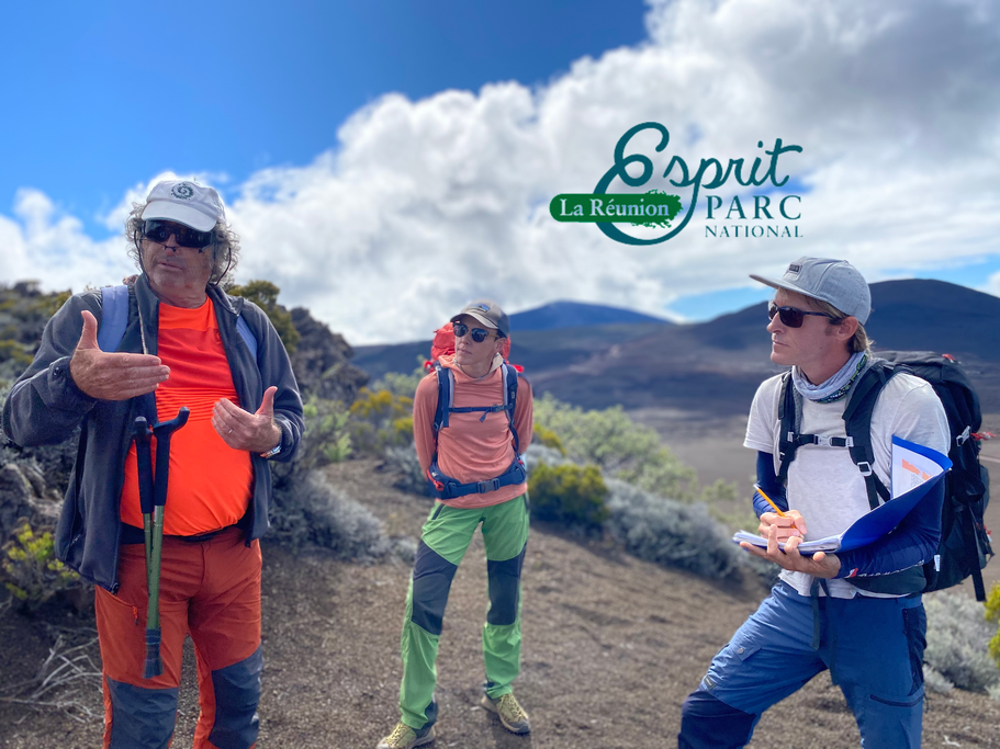 Sortie de terrain au volcan avec notamment Gérard Collin, président du comité scientifique du parc national de la réunion. Photo : Parc national. 