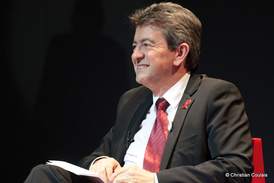 Jean-Luc Mélenchon assis et souriant, 1er décembre 2011 © Christian Coulais