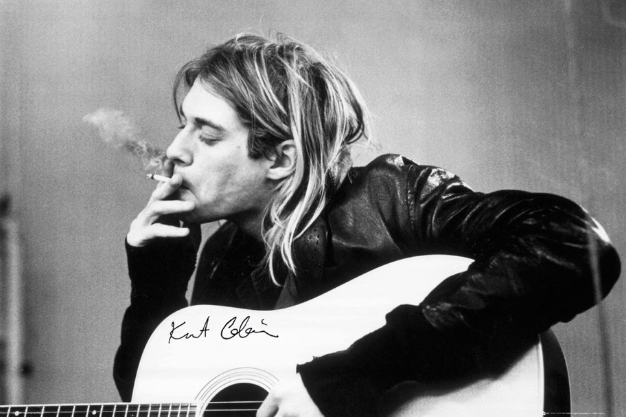 kurt cobain fuma e suona la chitarra acustica, bianco e nero