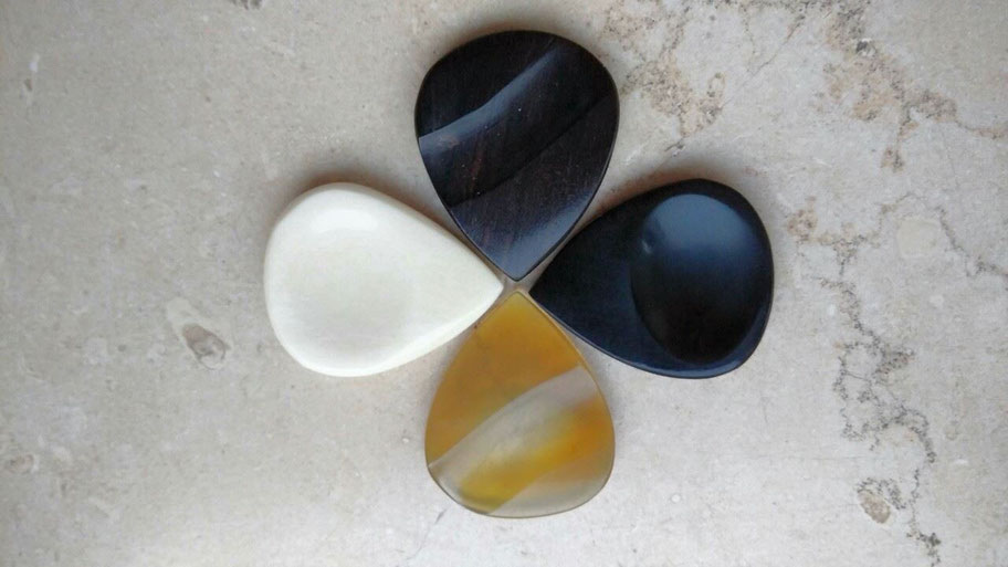 plettri a forma di quadrifoglio