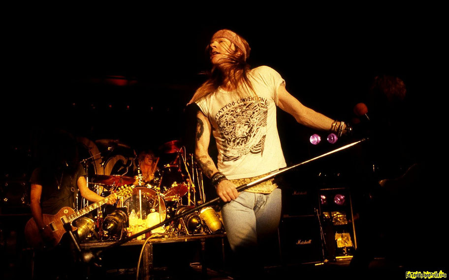 axel roses in concerto con band alle spalle