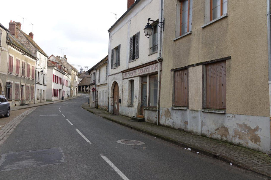 Au centre bourg de Condé-en-Brie, la Grande rue fait partie des 18 rues comprises dans le périmètre ciblé par l'OPAH-RU. Photo : RX10.