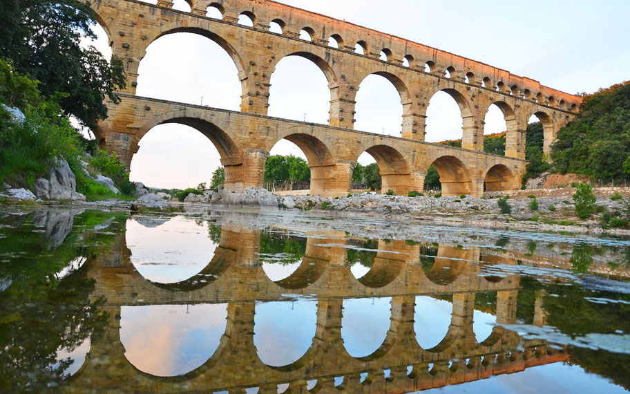 世界遺産「ポン・デュ・ガール［ローマの水道橋］」。ローマ最大級のアーチ建築で、川の流れが激しい中央部ほどアーチが大きくなっている