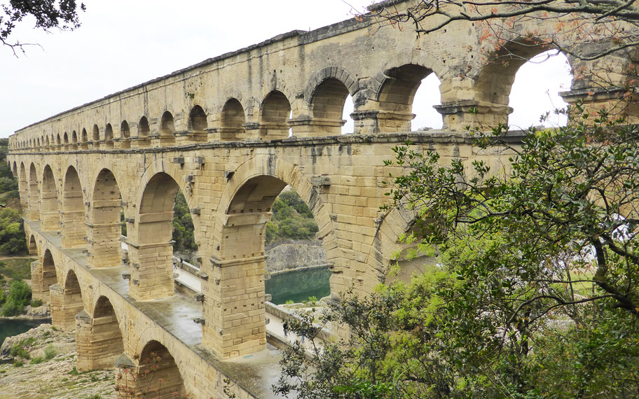世界遺産「ポン・デュ・ガール［ローマの水道橋］」。所々に見える出っ張りは足場となる石材
