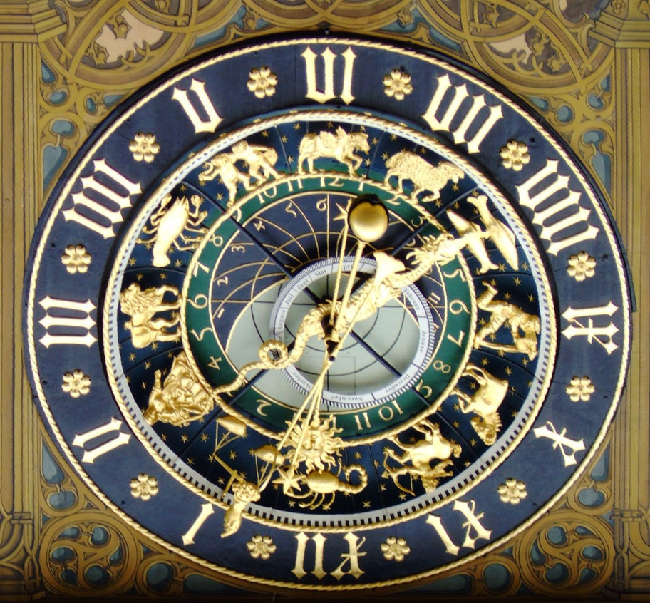 diese Astronomische Uhr befindet sich am Ulmer Rathaus---> einige schlaue Affen glaubten vor langer Zeit das Universum ist eine UHR und suchen bis heute den UhrMacher. 