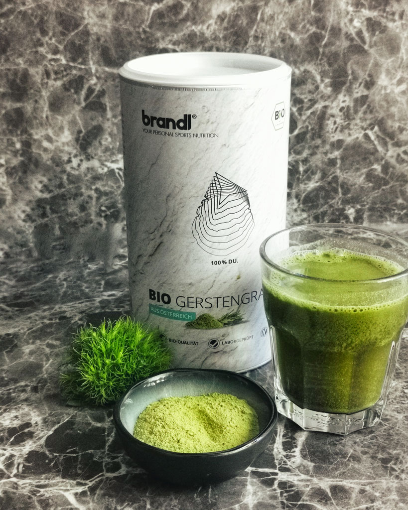 Gerstengras mit Mineralwasser