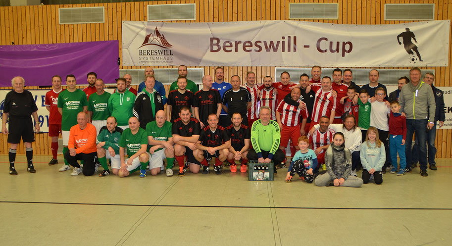 Alle Mannschaften des Bereswill-Cup. Die Sieger in rot/weiß gestreift.