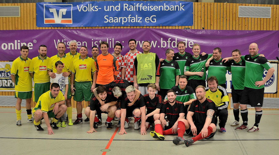 Die Finalmannschaften des 1. Hobby-Hallenturniers des SV Bexbach. Sieger istder FC Fortuna Bexbach, vorne in schwarz.