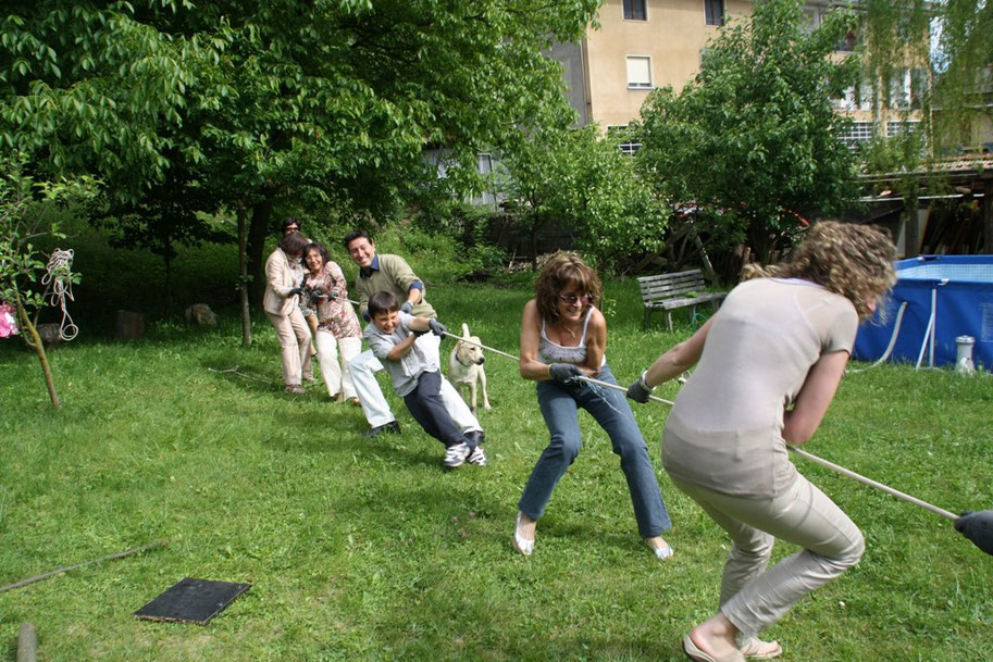 Da sinistra: Francisca, Renata, Barbara, Davide, il cane Jaxk, Filippo, Cristina e Paola.