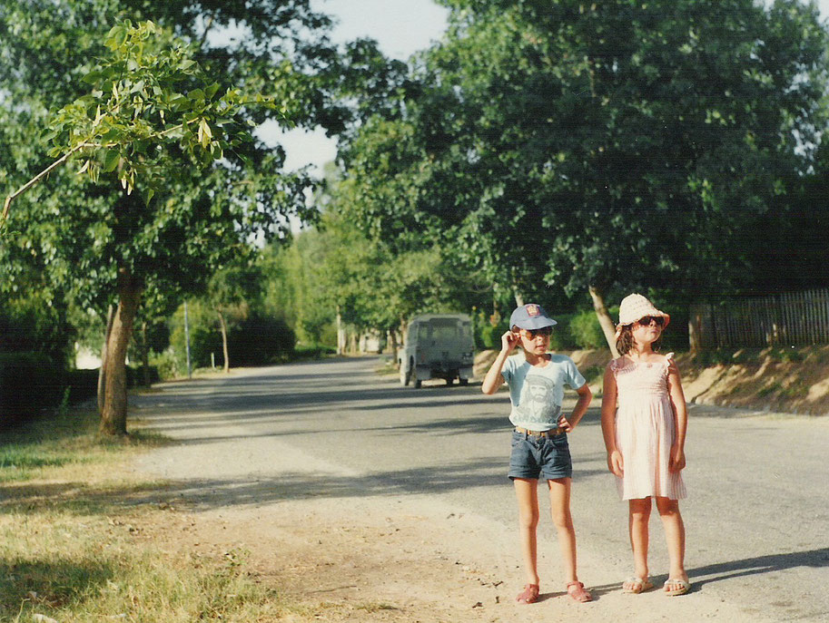 I miei figli Davide e Barbara (al tempo 7 e 9 anni) a passeggio per i viali del villaggio Sobra City - TARBELA - PAKISTAN - 1979