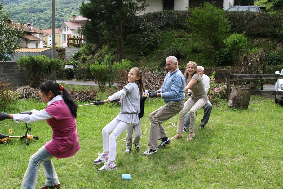 Da sinistra: Noemi, Giulia, Oscar, il nonno Gualtiero, Paola, lo zio Silvano.