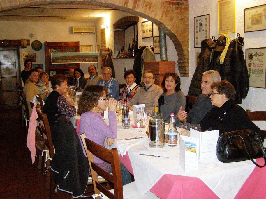 Faby è la quinta partendo da destra nella parte del tavolo vicino al muro.