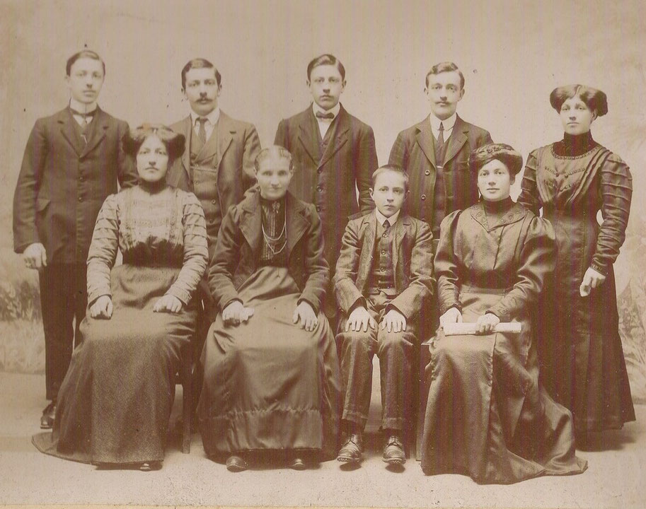 Anno 1912 - Avi da parte materna - Mia nonna Carolina (la prima da destra seduta) con i miei zii e la mia bisnonna