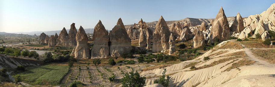 Veduta panoramica dei camini delle fate nel parco nazionale di Göreme --- Di Cappadocia_Chimneys_Wikimedia_Commons