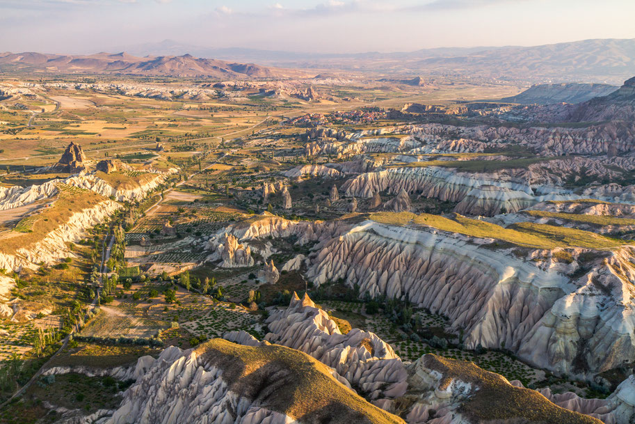 PANORAMA DELLA REGIONE --- Di Benh LIEU SONG (Flickr) - Cappadocia Aerial View, CC BY-SA 4.0, commons.wikimedia.org