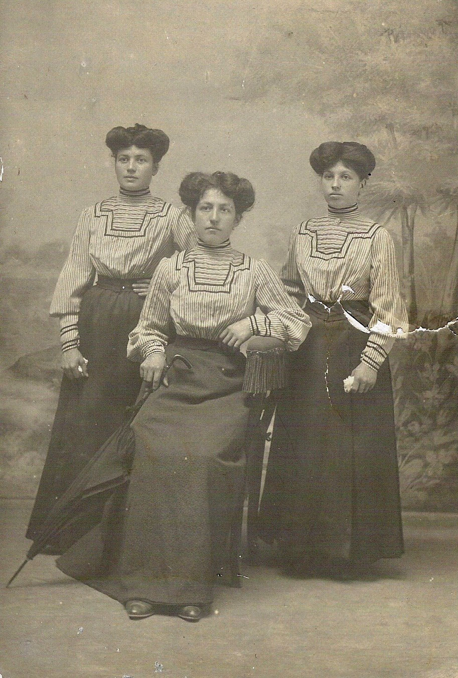1910 - Nonna Carolina (la prima a sinistra) con le sorelle Erminia e Silvia