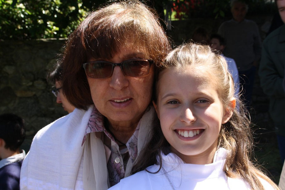 Giulia con la nonna Renata - Julia con su abuela Renata - Giulia with her ​​grandmother Renata.