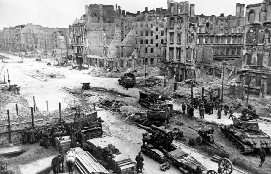 BERLINO, APRILE-MAGGIO 1945 - Mio padre è fuggito da questo inferno. Forse, a causa di tale distruzione causata dai continui bombardamenti ha avuto l'opportunità di salvarsi e tornare a casa.