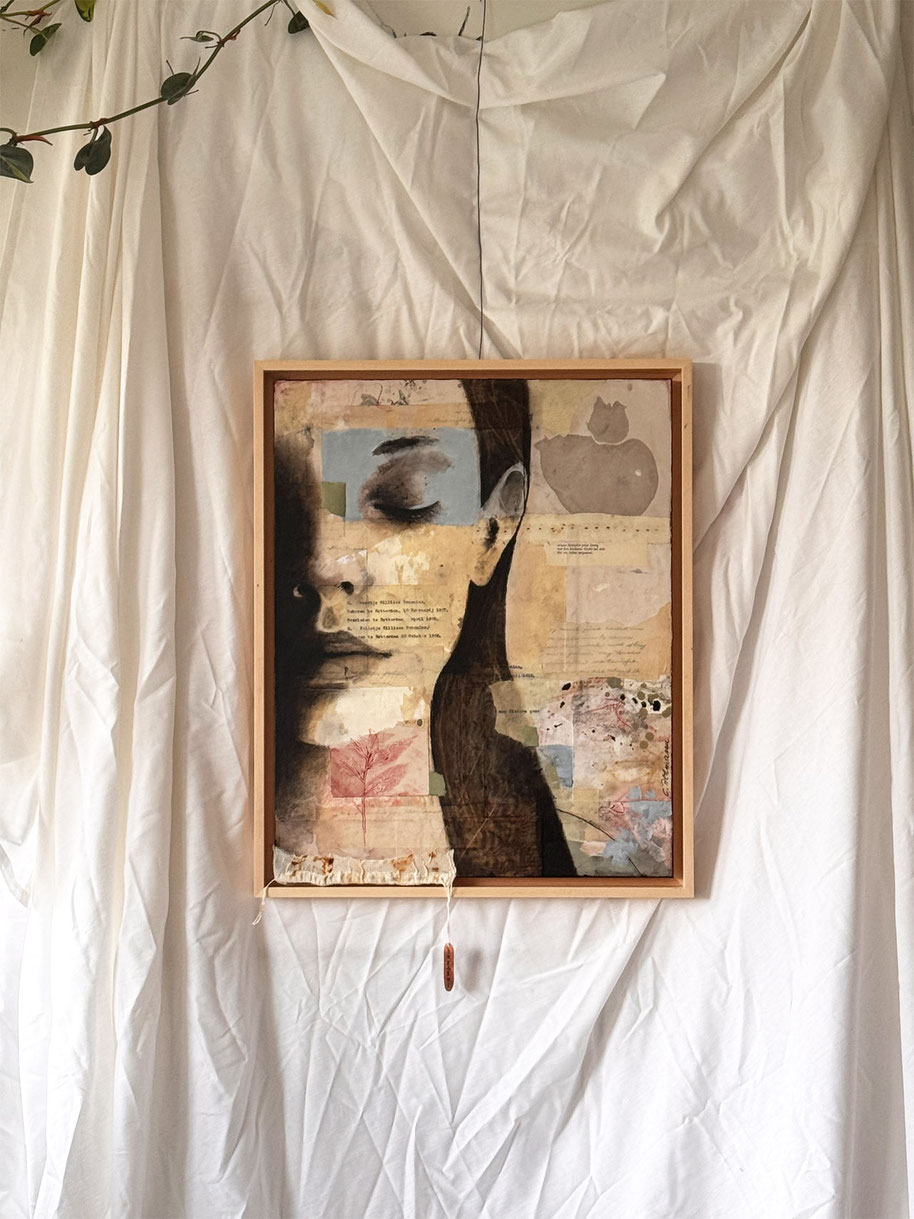 © Conni Altmann, Originalgemälde "Breathe", Mixed Media auf HDF mit Stoff und Kupferanhänger, gerahmt in einem Schattenfugenrahmen aus Lindenholz, ca. 44 x 54 x 3,5 cm
