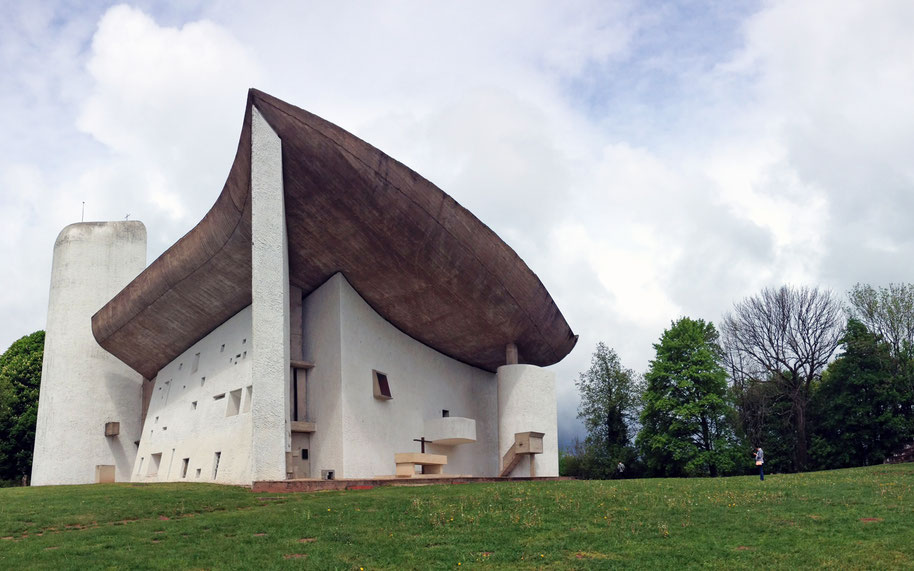 世界遺産「ル・コルビュジエの建築作品 － 近代建築運動への顕著な貢献」、ポストモダン建築の萌芽ともいわれるロンシャン礼拝堂