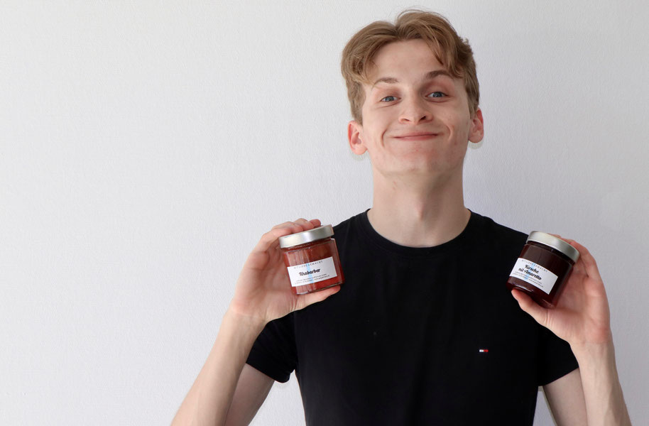 Jonas, der stolz zwei Konfis zeigt