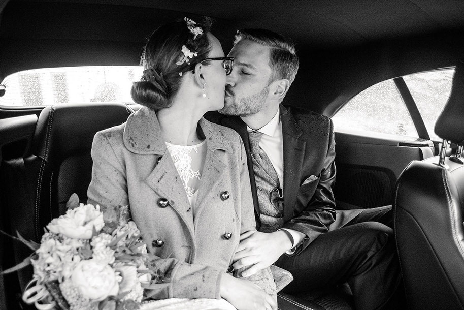 Hochzeit auf Schloss Schwarzenberg im Erzgebirge, Hochzeitsfotos im Regen, Hochzeitsfotograf in Sachsen